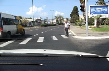 בתמונה שלפניך רואים מדרכה. מהו המשפט הנכון?