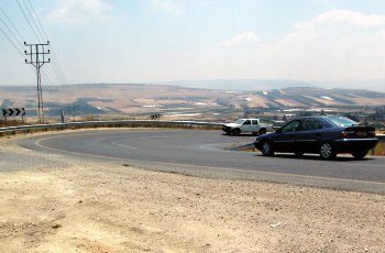 מהי ההתנהגות הנדרשת מנהגי כלי הרכב בתמונה?