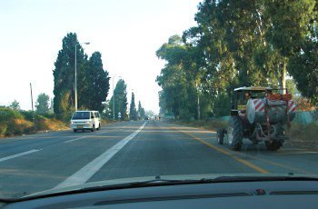 היכן ינועו כלי רכב בדרך המחולקת על ידי קו הפרדה רצוף?