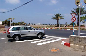 כיצד תנהג בהתקרבך לצומת המתואר בתמונה?