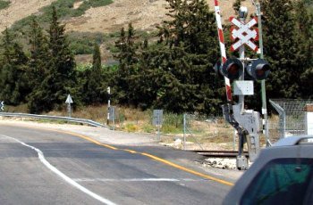 כיצד יש לנהוג כאשר דולקים אורות אדומים מהבהבים ברמזור שבתמונה?