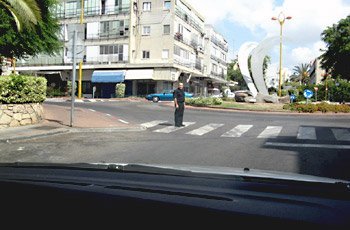 מי מן המעורבים לפי התמונה חייב לנקוט צעדים למניעת תאונה?