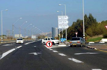 הרכב הבא (1) מולך החל לפנות שמאלה. כיצד תגיב?