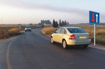 איזה רכב חייב לתת זכות קדימה, בהתאם לתמרור?