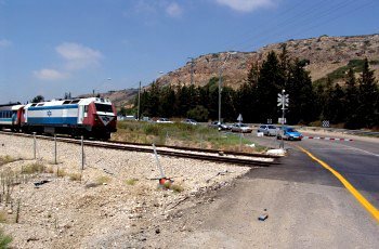 בהתקרבך למפגש מסילת ברזל ורכבת מתקרבת נראית, נשמעת או משמיעה אות אזהרה: