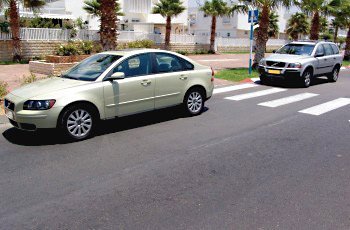איזה מכלי הרכב הנראים בתמונה אינו חונה נכון?