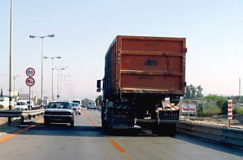 כיצד תנהג במצב שבו המשאית שבתמונה נכנסת אל נתיב נסיעתך?