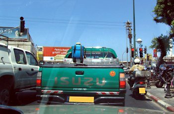 מהי המגבלה של הטנדר הירוק (המסחרי), הרוצה לפנות ימינה, על פי הנראה בתמונה?