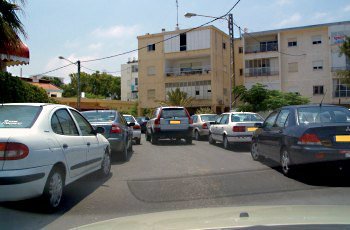 מה הן הסכנות שיש להביא בחשבון בכביש שלפניך?
