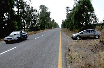 כיצד ינהג נוהג ברכב היוצא מדרך עפר ומתכוון להיכנס לדרך הסלולה?