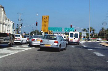 איזו עבירה בוצעה לפי התמונה שלפניך, בהנחה שכלי הרכב תקינים?