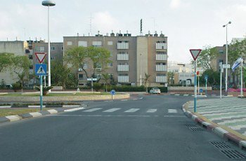 כשאתה מגיע ברכבך למקום הנראה בתמונה, חובה עליך: