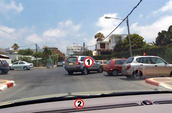 הרכב הכסוף (1) יוצא מחנייה בנסיעה אחורנית. כיצד תגיב?