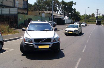 באילו תנאים מותרת נסיעה לאחור?
