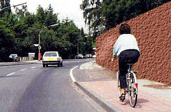 אתה נוהג ברכב המתקרב מאחור לרוכב האופניים שבתמונה. מהי הסכנה הנשקפת מרוכב האופניים?