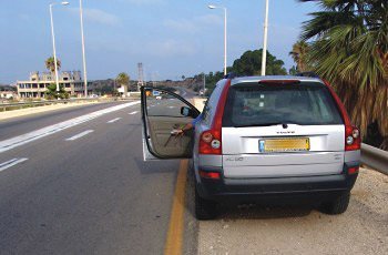 האם מותר לנהוג ברכב כשאחת הדלתות פתוחה?