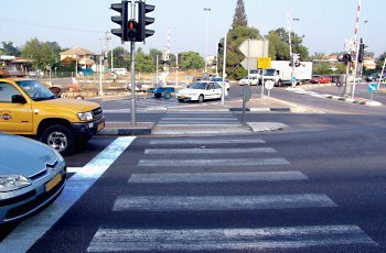 כיצד יש להתייחס למעבר חצייה המחולק על ידי שטח הפרדה?