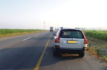 אתה מתכוון להתחיל בנסיעה לאחר עצירה או חנייה בצד הכביש. כיצד תנהג?