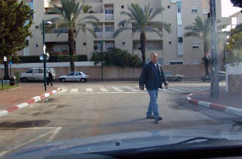 בתמונה שלפניך מצולם אירוע. כיצד עליך לנהוג?