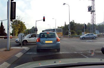 מה הן הסכנות והבעיות המיוחדות בחציית צמתים?