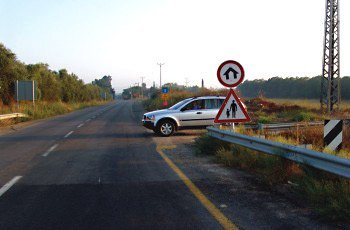 מה נדרש מנהג רכב המתקרב לתמרורים המופיעים בתמונה?