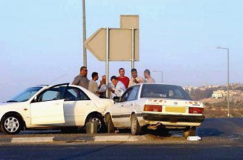 כיצד חייב לנהוג נוהג ברכב העובר במקום שאירעה בו תאונת דרכים שיש בה נפגעים?