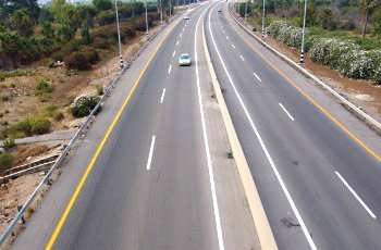 היכן ינועו כלי רכב בדרך המחולקת על ידי שטח הפרדה?