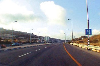 כיצד תנהג על פי המופיע בתמונה?