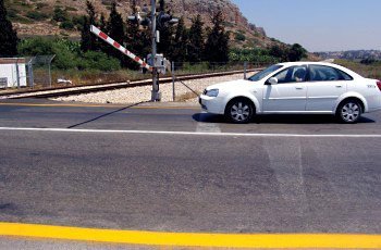 אתה מתקרב למפגש מסילת ברזל, ולפני שהגעת למפגש ניתן אות אזהרה. מה חובתך?