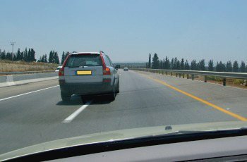 בראותך כי הרכב הכסוף העוקף מתכוון לסטות לנתיב הימני: