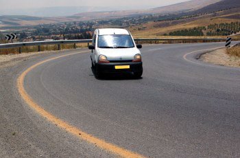 האם, לדעתך, מיקומו של הרכב הלבן בתוך העקומה נכון?