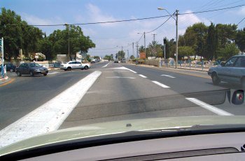 מהי הבעיה העיקרית העומדת לפני הנהג בהתקרבו אל צומת?