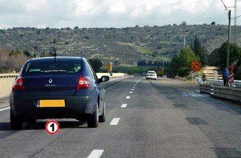 מה אינו נכון בהתנהגותו של נהג הרכב הכחול (1)?