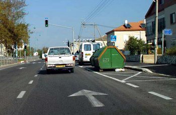 הרמזור בכיוון נסיעתך ירוק. מה עליך לעשות בהתקרבך אליו?