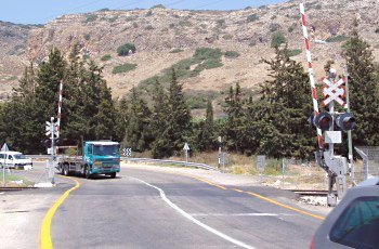 באיזה תחום לפני מפגש מסילת ברזל ואחריה מותר להעמיד או להחנות רכב?