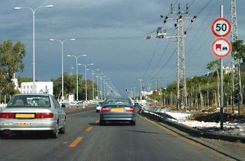בכביש שלפניך מתקיימות מגבלות. מה הן המגבלות האלה?