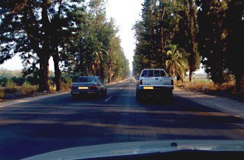 אתה עוקף רכב אחר בכביש דו-סטרי דו-נתיבי: