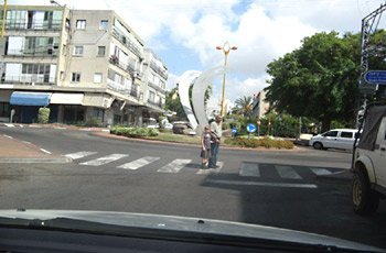 כיצד תנהג על פי הנראה בתמונה?
