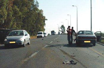 כיצד תנהג בהתקרבך למקום כמתואר בתמונה?