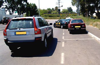 כיצד על נהג הרכב הכסוף לנהוג על פי התמונה?