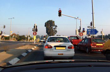 כיצד יתמודד הנהג עם עומס הפעולות שעליו לבצע בהתקרבו לצומת?