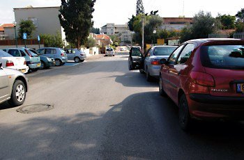 איזה פעולה על הנהג המתקרב לעשות כדי למנוע פגיעה, לפי הסימנים המעידים בתמונה?