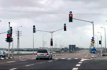 כיצד תנהג על פי הנראה בתמונה?