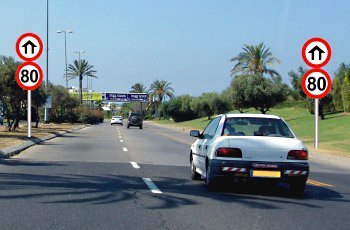 מה המהירות המרבית (בקמ"ש) המותרת לרכב פרטי בקטע הדרך שלפניך?