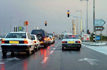 על פי הנראה בתמונה קיימים תנאי נהיגה מכבידים. מה הם תנאים אלה?