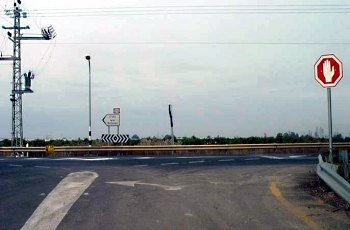 מהו הסיכון העיקרי בהתקרבות לצומת בכביש רטוב?