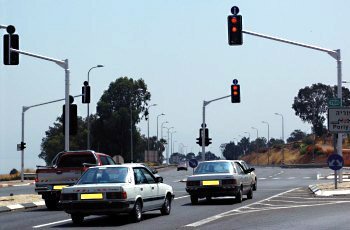 כיצד חייבים לפעול נהגי כלי הרכב העומדים בצומת, לפי התמונה?