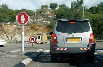 מי חייב לציית לתמרור "עצור" המופיע בתמונה?