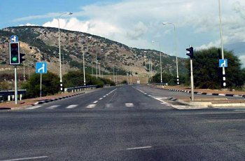 בהמשך הדרך חלים שינויים בסדרי התנועה. כיצד תיערך לקראת שינויים אלה, כשאתה נוהג בנתיב הימני?
